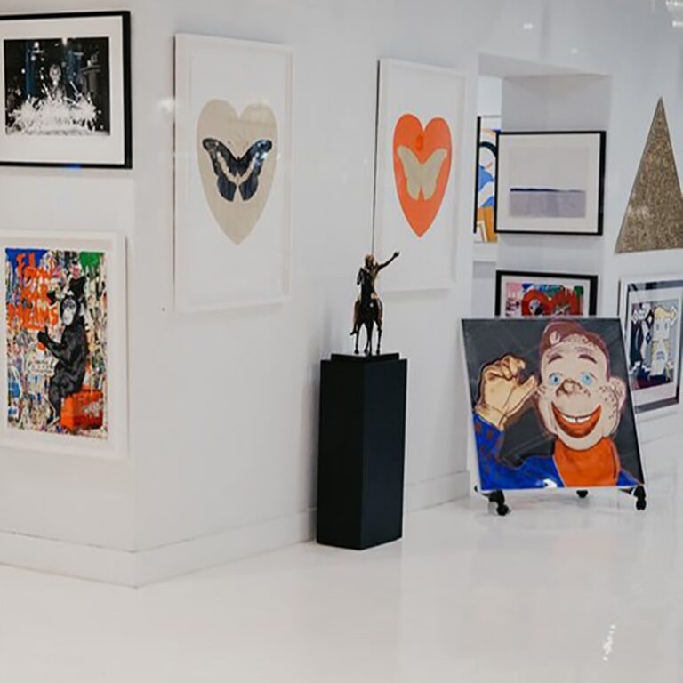 museo con varias piezas y pinturas en un museo
