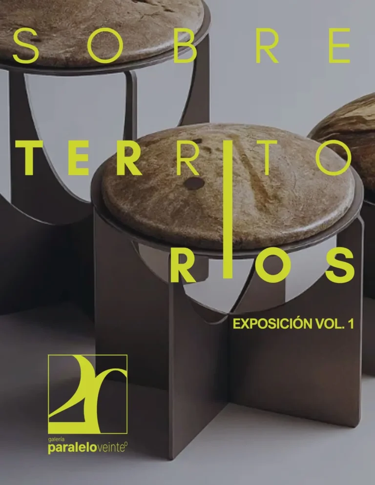 bancos de madera en una exposición