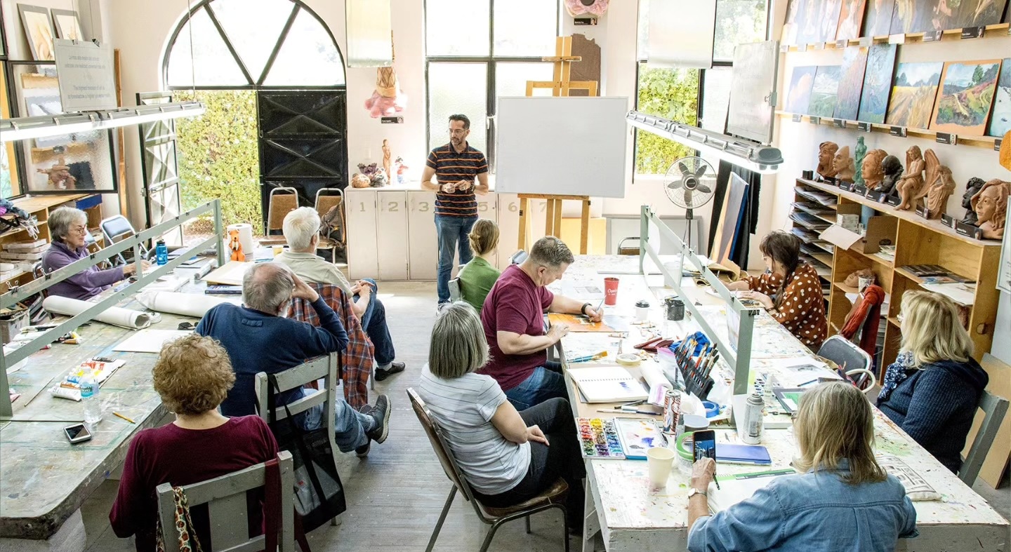 calse pintura con alumnos pintando un cuadro