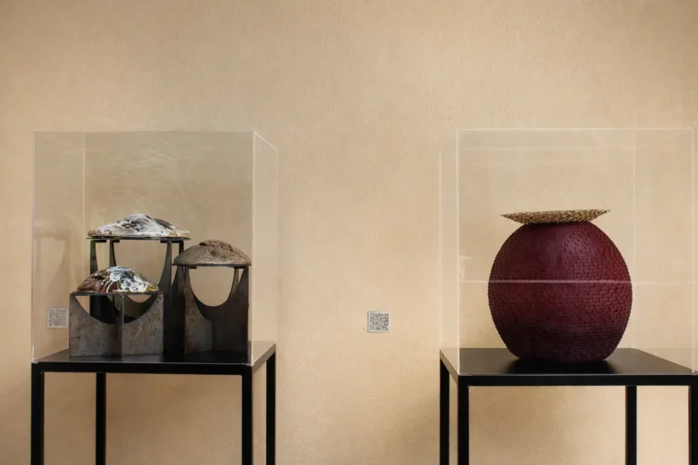 dos obras de arte dentro de cubos de plastico transparentes